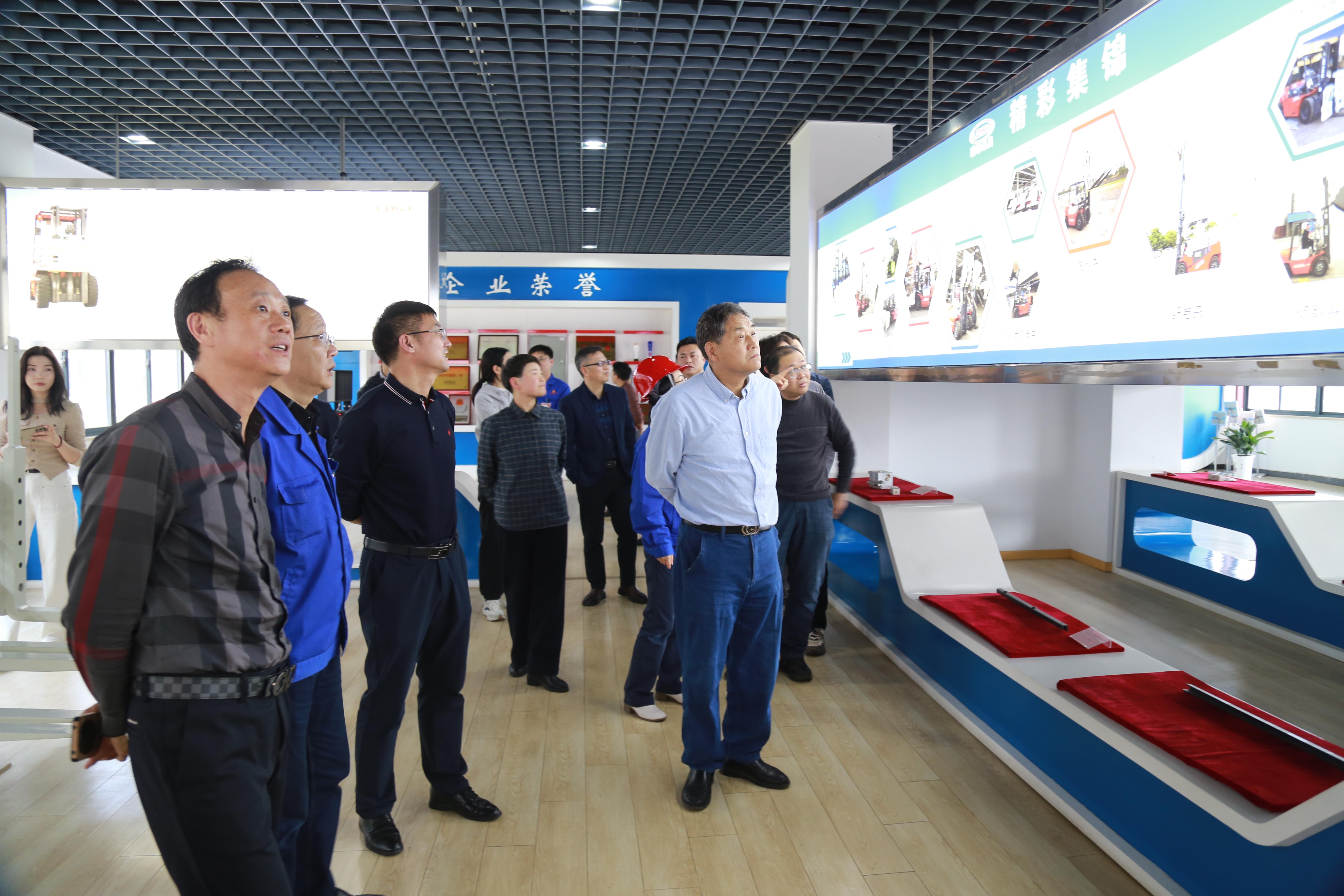 參觀銷售展廳.JPG